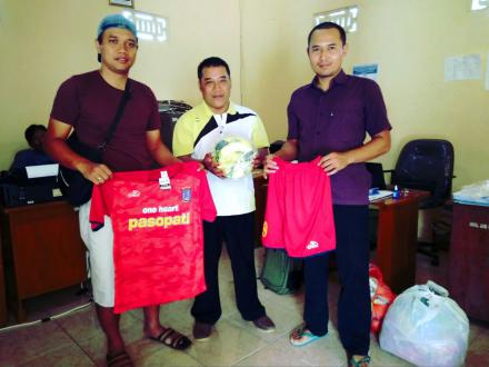 Penyerahan kostum dan peralatan olahraga kepada Ka